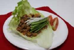 夏バテには豚肉！肉味噌レタス包み