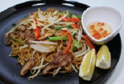 暑い夏こそ辛い料理！タイ風焼きそば